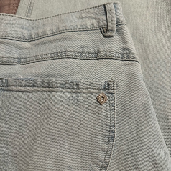 NWT Democracy
Women's "Ab" Solution Skyrise Frayed-Hem Wide-Leg Boyfriend Jeans - Picture 9 of 15